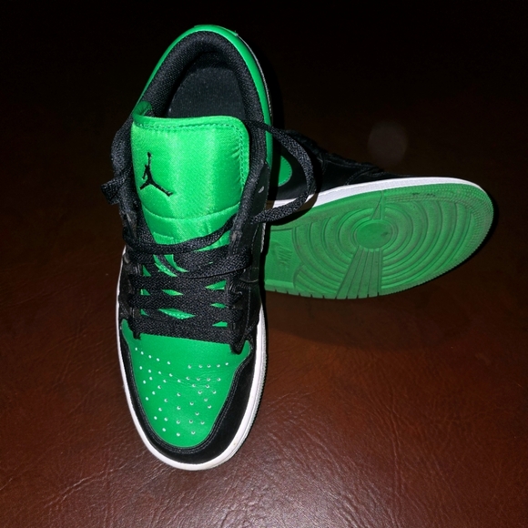 $100 - Fairly New Authentic Jordan 1's - Men: 8 M - Picture 4 of 11